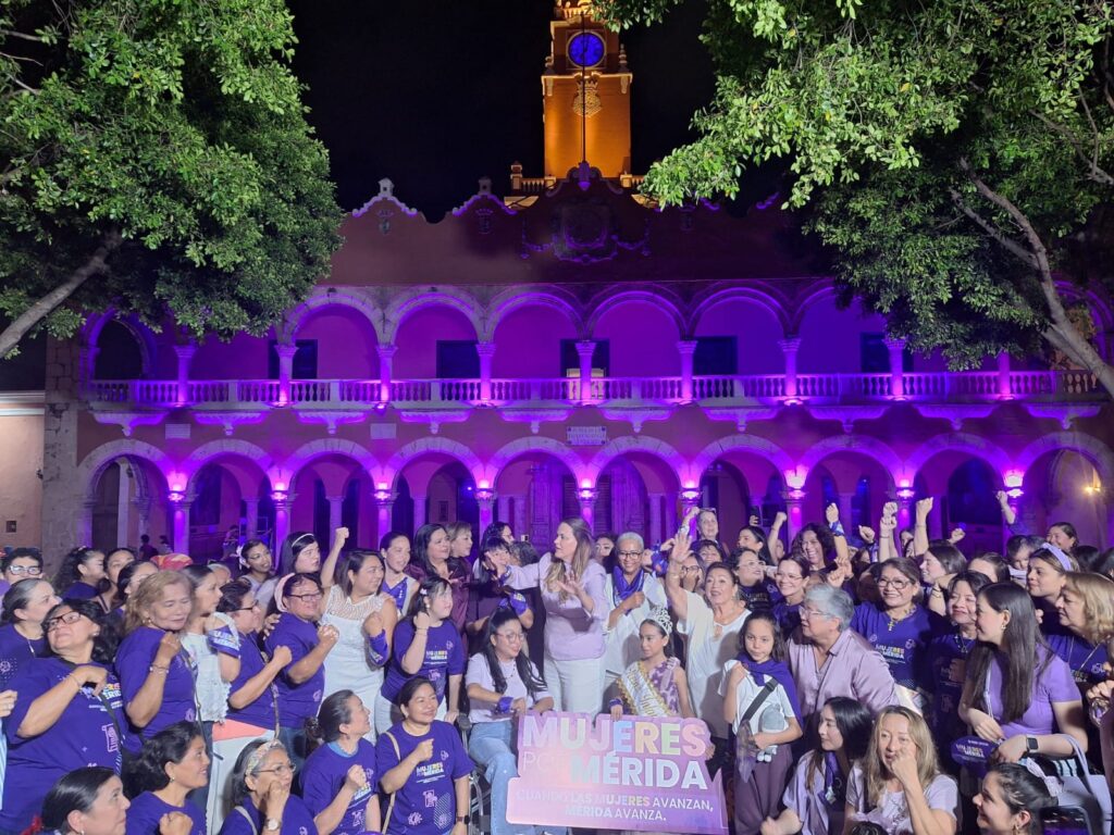 Cecilia Patrón encabeza la iluminación del Palacio Municipal por el Día de la Mujer