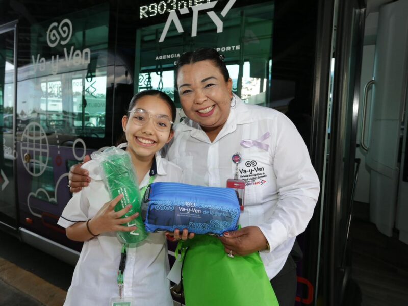 Niña vive experiencia como operadora del IE-TRAM por un día en Mérida