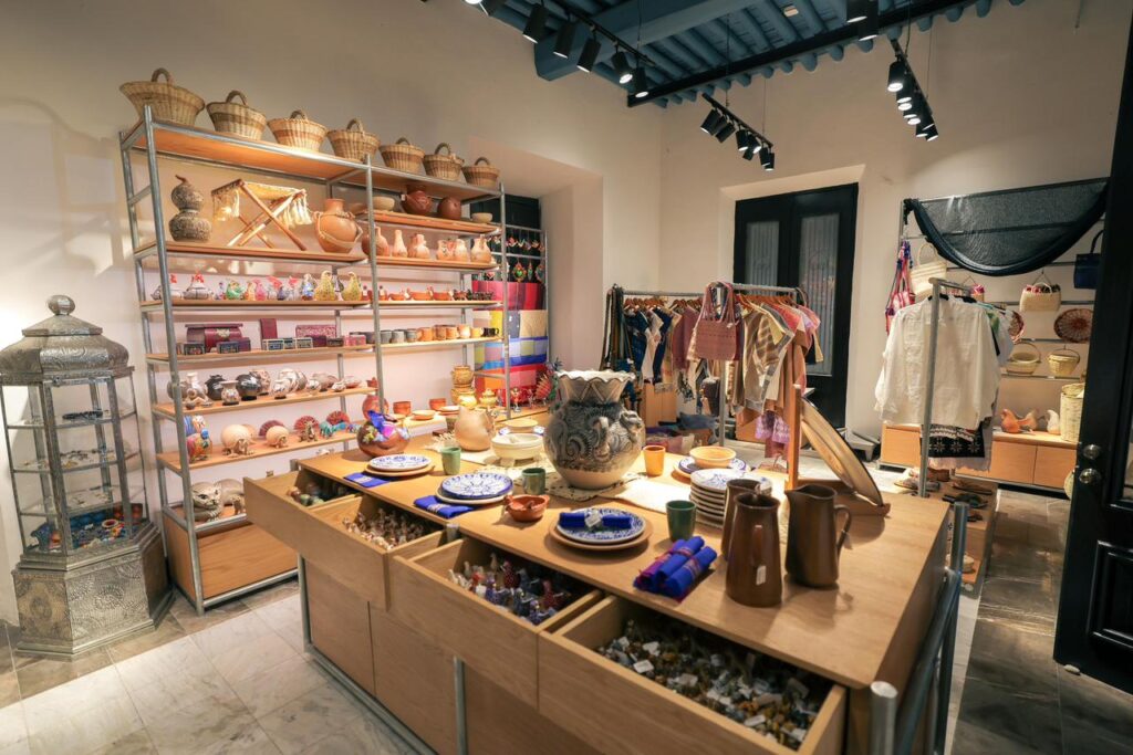 Díaz Mena inaugura la primera tienda Fonart en el Ateneo Peninsular