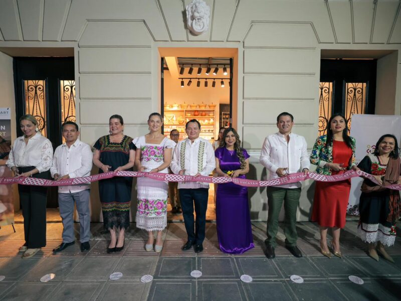 Díaz Mena inaugura la primera tienda Fonart en el Ateneo Peninsular