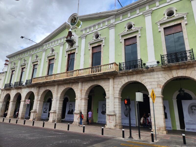 Palacio Municipal y de Gobierno sin vallas previo al 8M