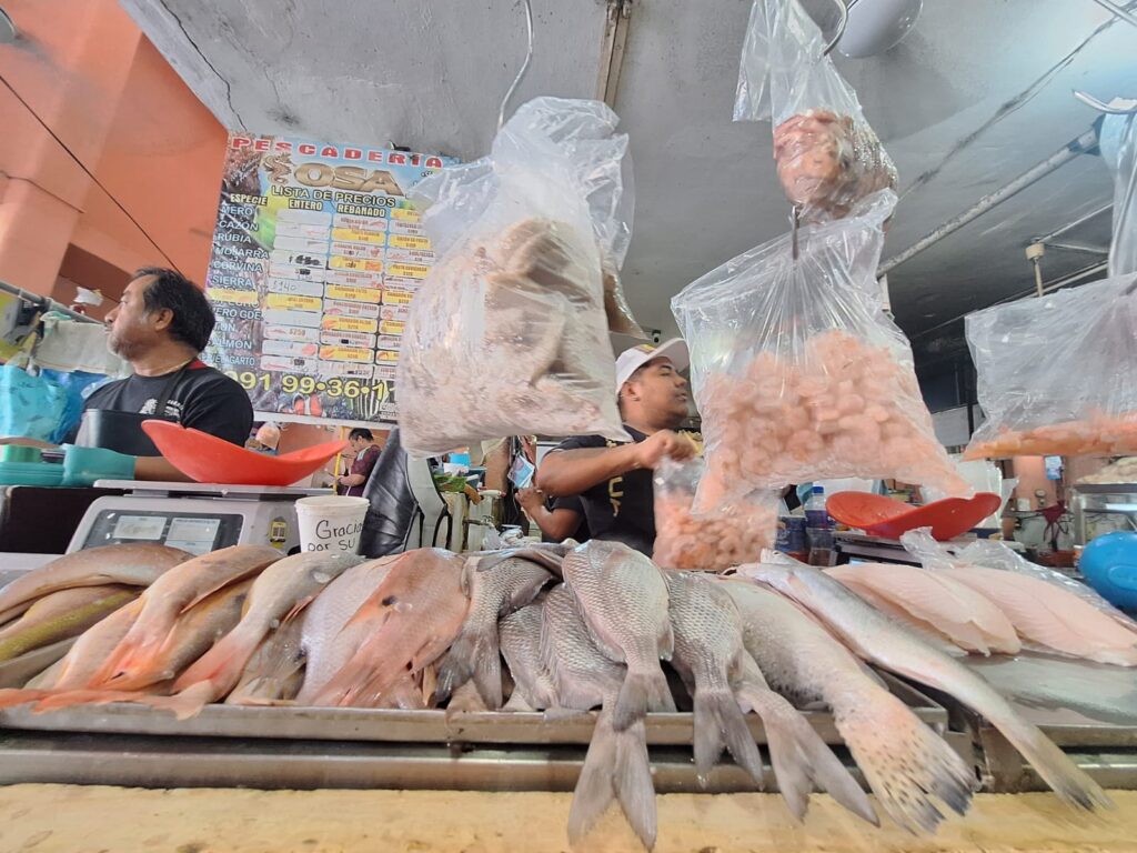 Cuaresma aumenta la venta informal de pescados y mariscos en Mérida