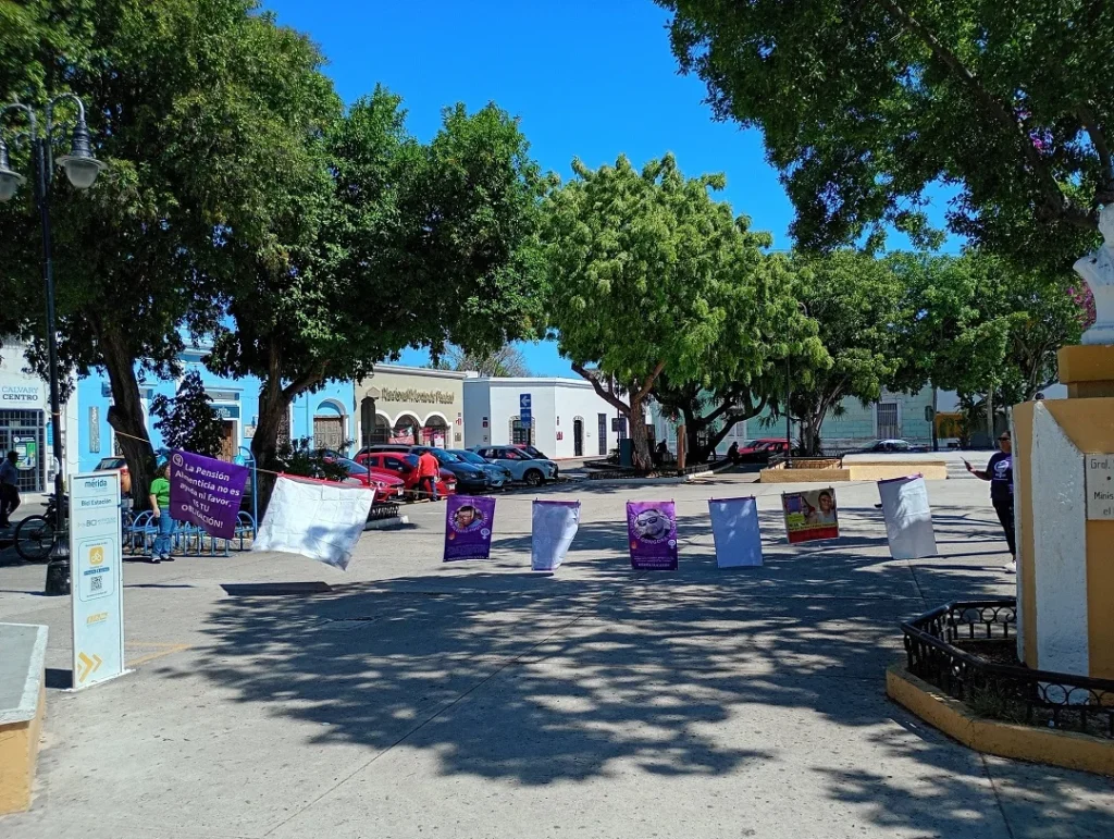Colectiva exhibe a deudores alimentarios en el parque de Santiago