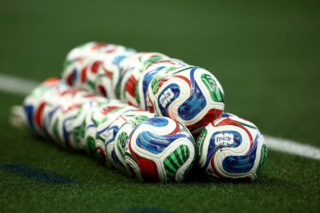 FIFA: roja por taparse la boca y sanciones por abandonar el campo