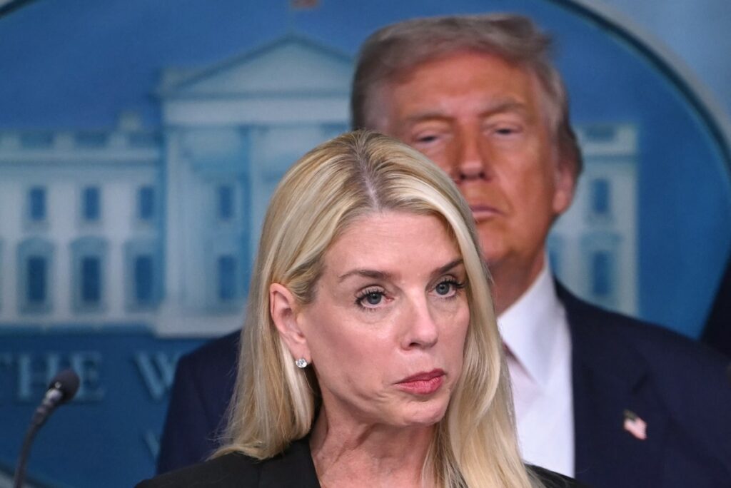 Donald Trump despide a Pam Bondi del Departamento de Justicia
