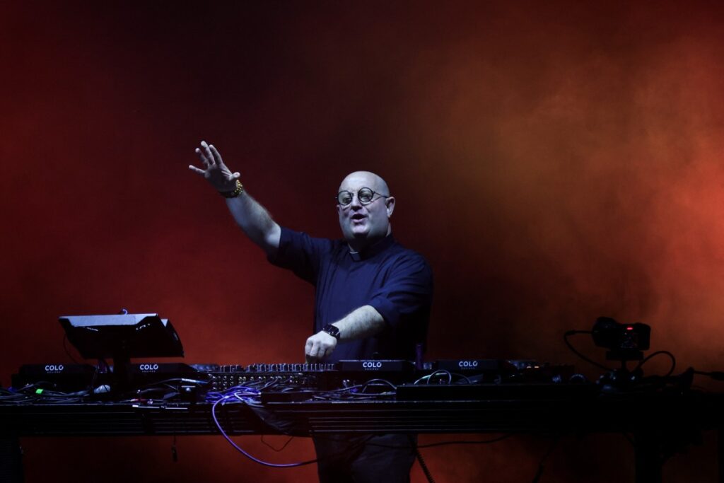 Homenaje al Papa Francisco: miles bailan techno con DJ Priest