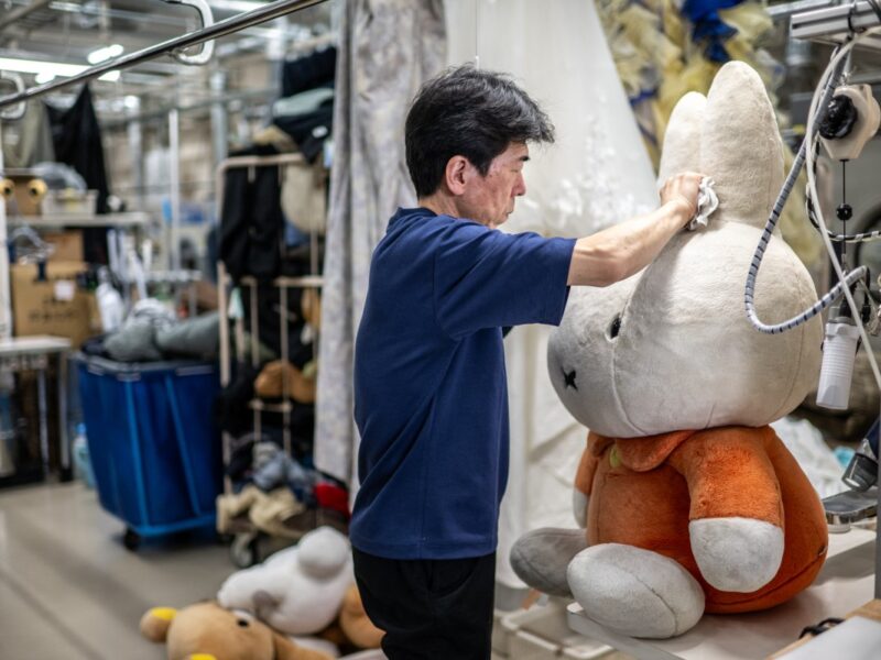 Lavandería japonesa se vuelve viral por su servicio de "spa para peluches"