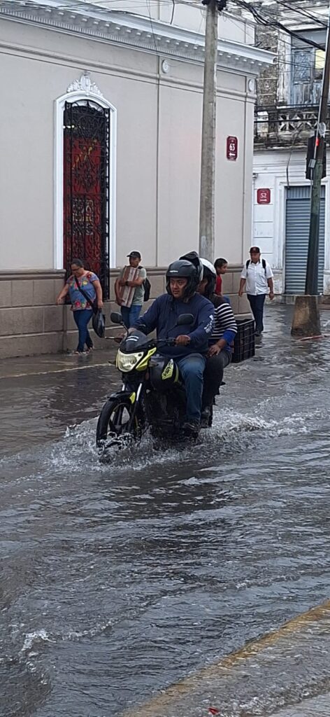 Lluvia en Mérida: calles inundadas y tránsito complicado