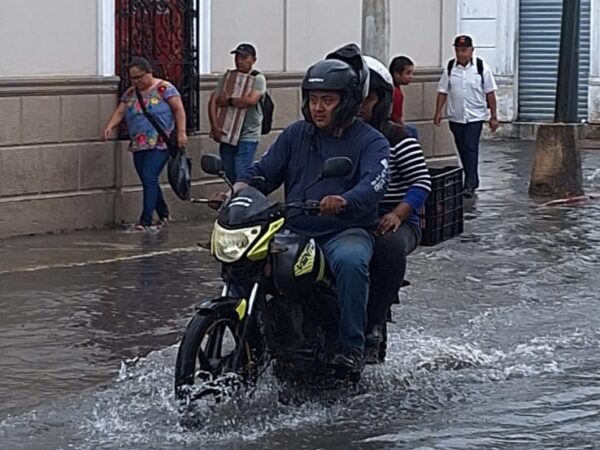 Lluvia en Mérida: calles inundadas y tránsito complicado