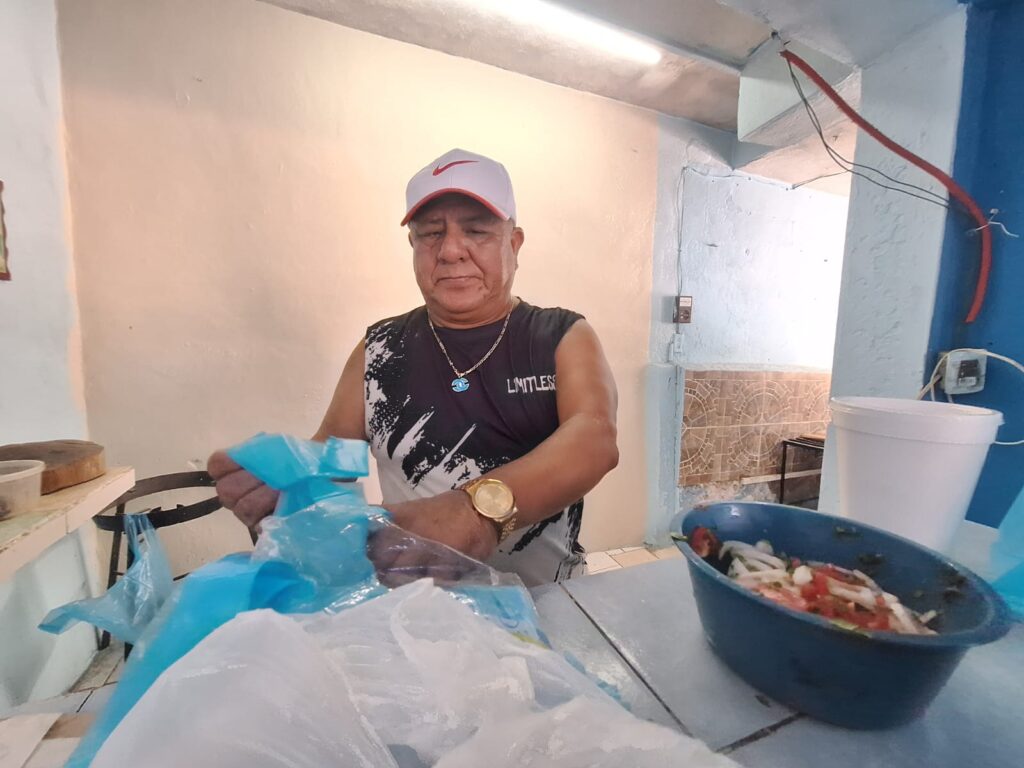 Familia Ku deja la cocina y regresa al mar tras la veda del mero