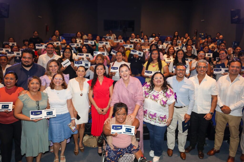 Ayuntamiento de Mérida cumple el sueño de 100 mujeres de cursar una carrera