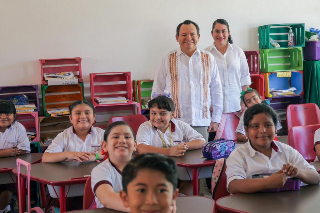 Estudiantes de Umán reciben salones nuevos y mejores accesos viales