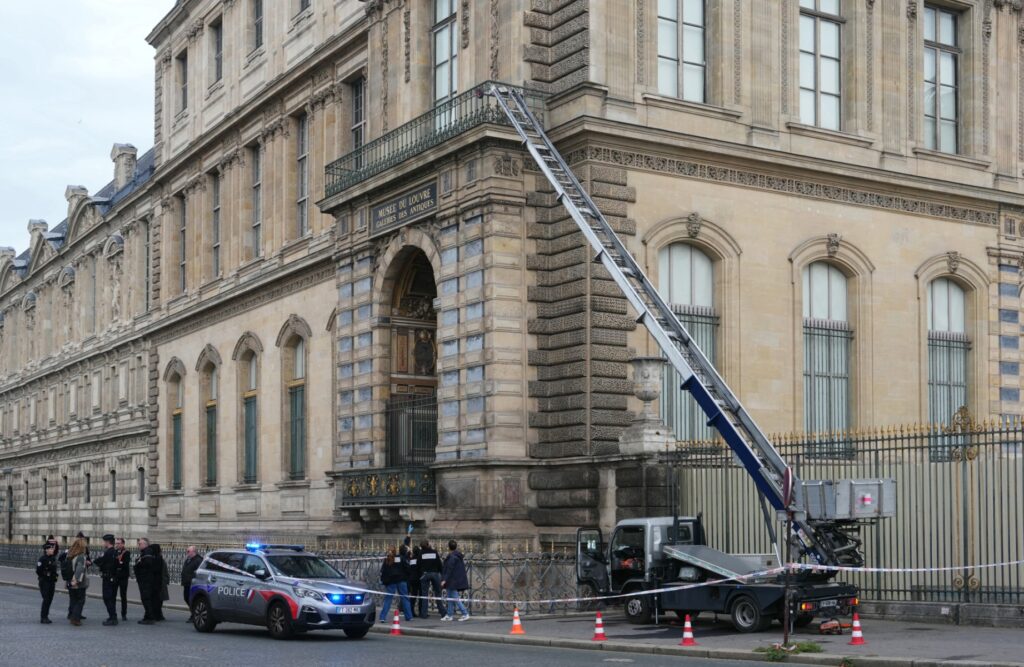 Robo en el Louvre de 2025 será adaptado a película y documental