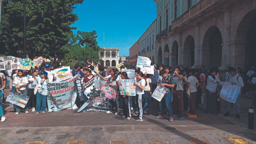 Gobierno de Yucatán atiende a padres del plantel Azteca tras manifestación