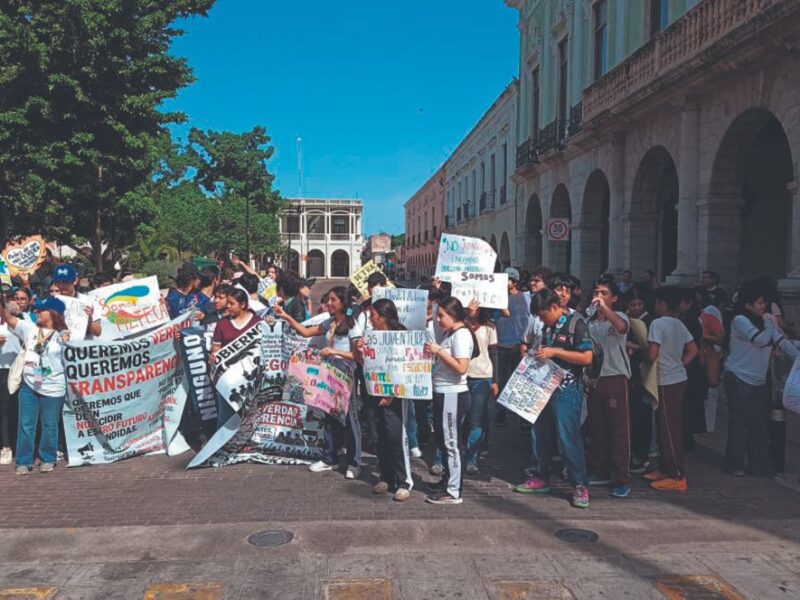 Gobierno de Yucatán atiende a padres del plantel Azteca tras manifestación