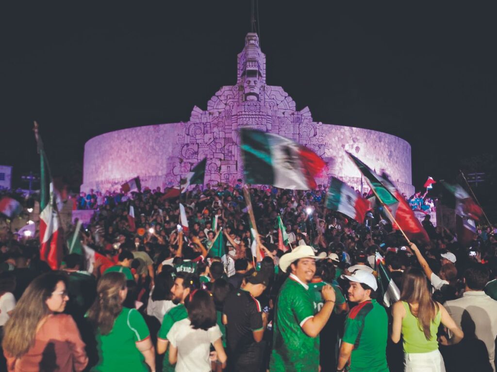 Monumento a la Patria reúne a miles tras victoria de la Selección Mexicana