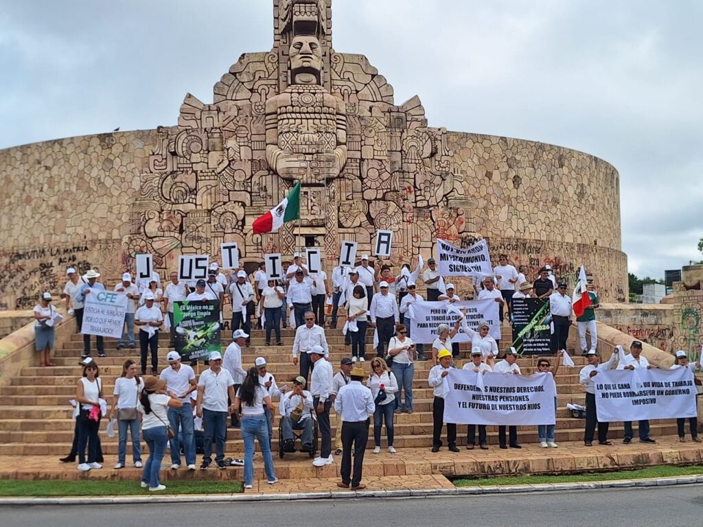 Jubilados de Pemex y CFE protestan por pensiones