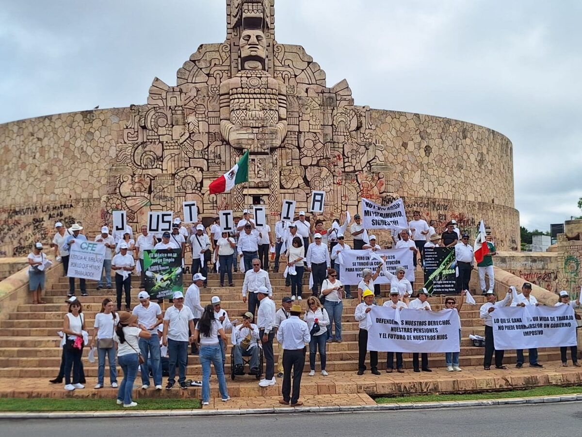 Jubilados de Pemex y CFE protestan por pensiones