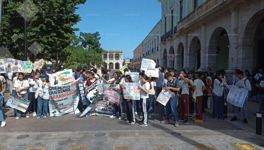 Protestan en Palacio de Gobierno por cambios en la Preparatoria Estatal No. 13