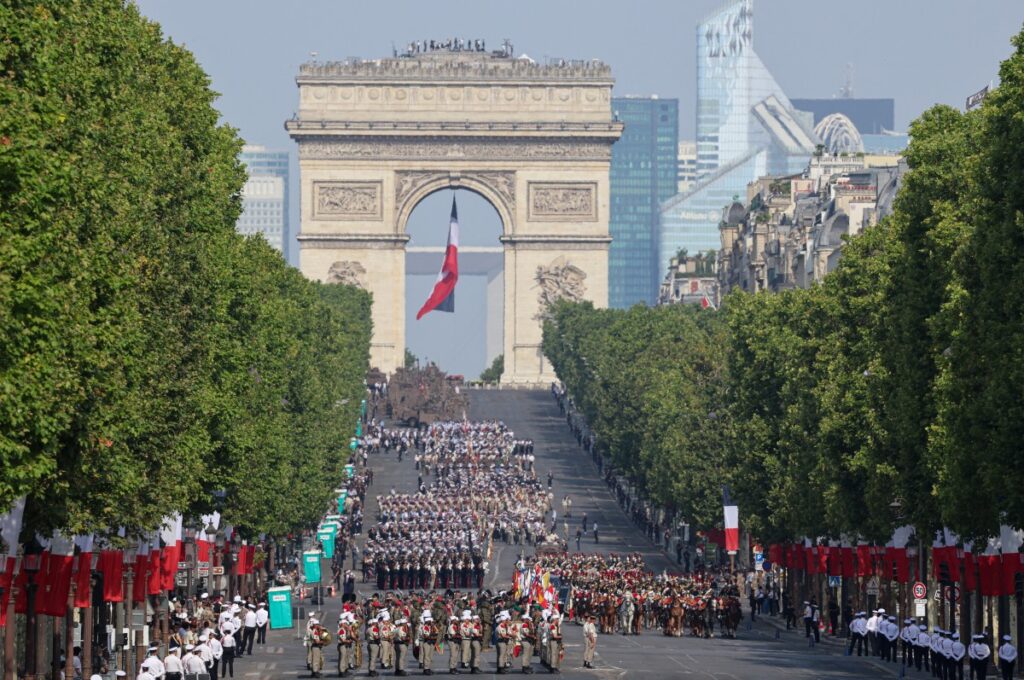 Macron encabeza el mayor desfile militar del Día de la Bastilla