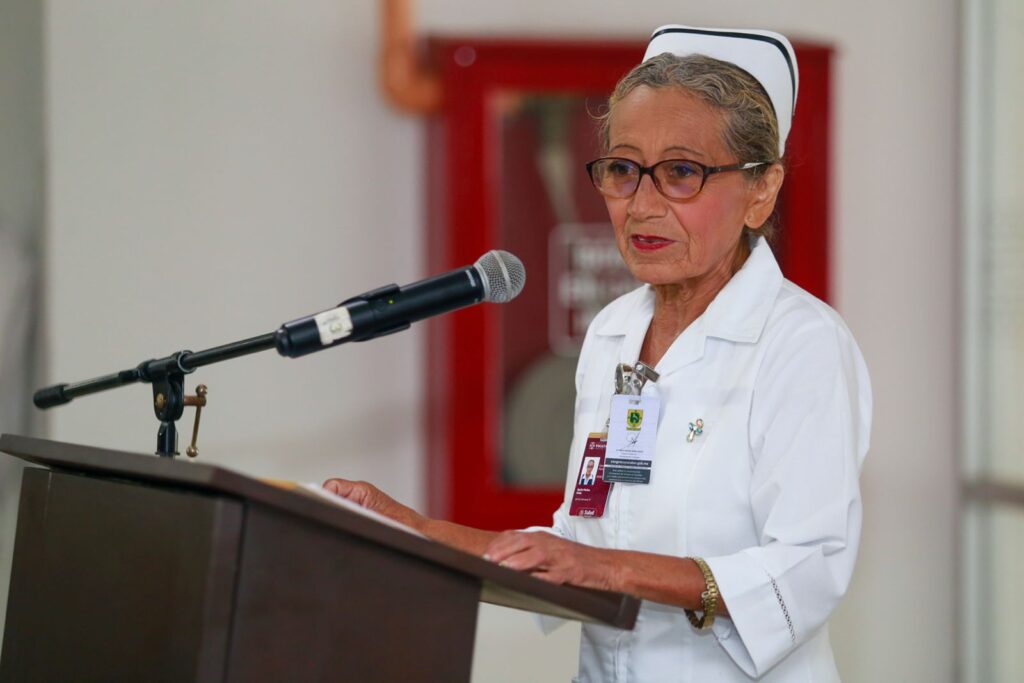 Congreso de Yucatán reconoce a enfermera por casi 5 décadas de servicio