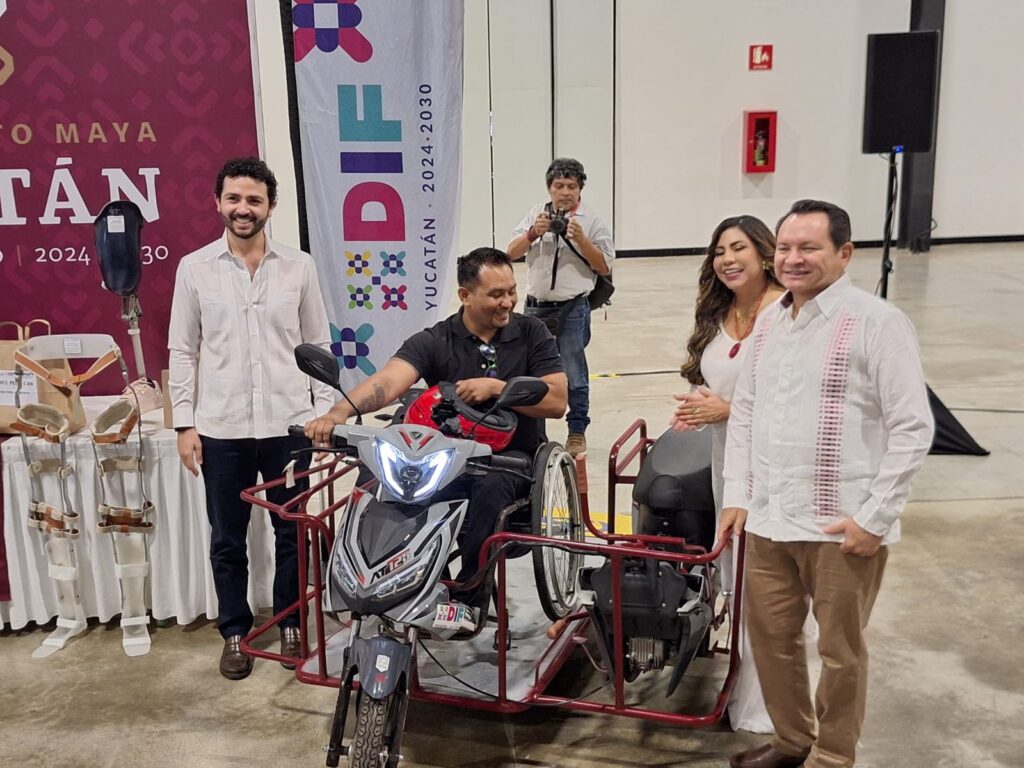 Entregan motos adaptadas y  prótesis a personas con discapacidad en Yucatán