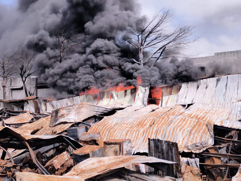 Incendio en el Periférico de Mérida provoca movilización de la SSP y bomberos