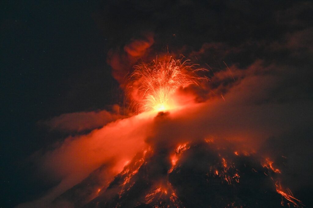 Más de 500 personas son evacuadas por actividad del volcán de Fuego en Guatemala