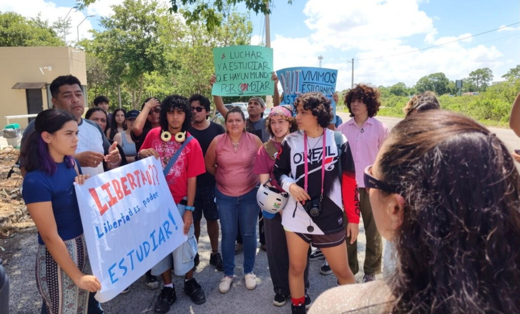 Aspirantes de ENES Mérida protestan por examen en CDMX
